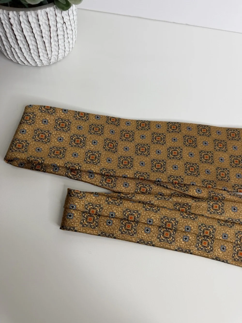 Jos. A. Bank Classic Gold Patterned Silk Tie Workwear 3 3/8” x 59‎ 1/2” Preppy